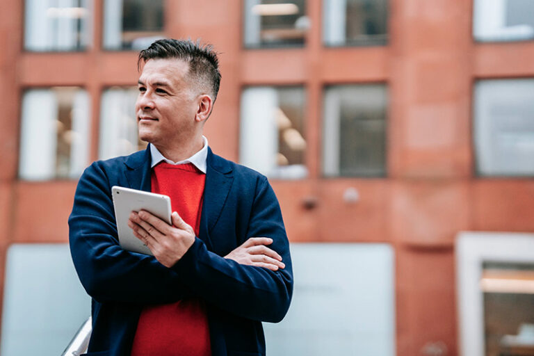 Homme avec une tablette Je pilote mon entreprise