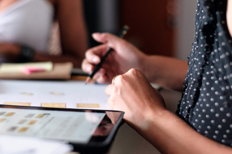 Femme réfléchissant à sa stratégie patrimoniale